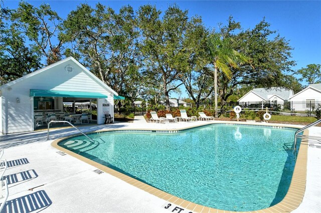 7806 Ontario Street Cir Unit 7806, Sarasota, FL 34243 - community pool with a patio