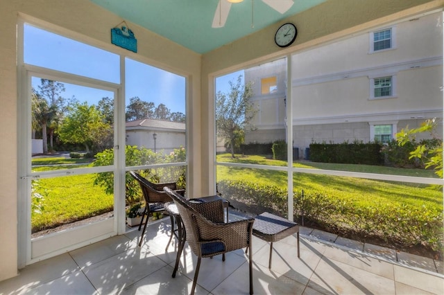 sunroom with ceiling fan