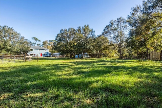 view of yard featuring a rural view