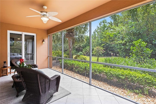 sunroom with ceiling fan