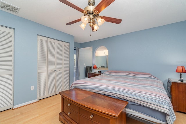 bedroom featuring light hardwood / wood-style floors and ceiling fan