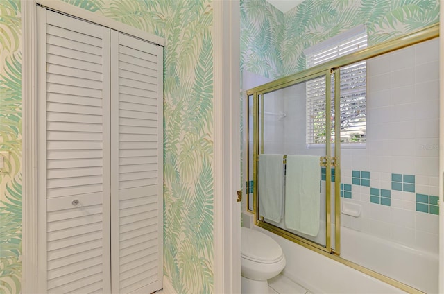 full bathroom featuring enclosed tub / shower combo, toilet, and wallpapered walls