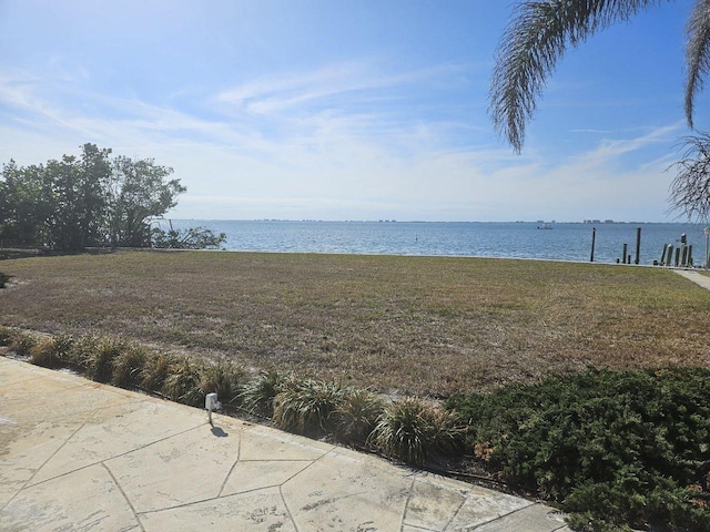 view of yard featuring a water view