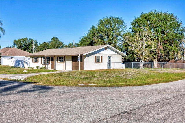 ranch-style home featuring a front lawn