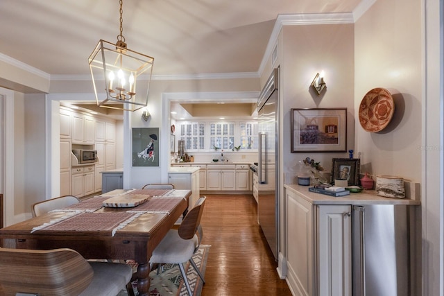 dining area featuring hardwood / wood-style flooring, crown molding, and a notable chandelier