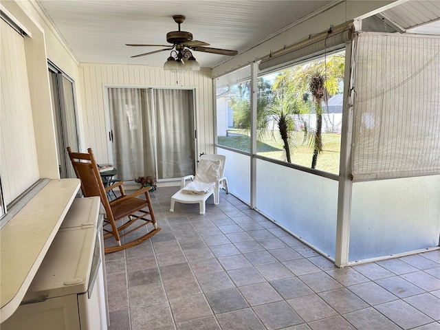 sunroom / solarium featuring ceiling fan