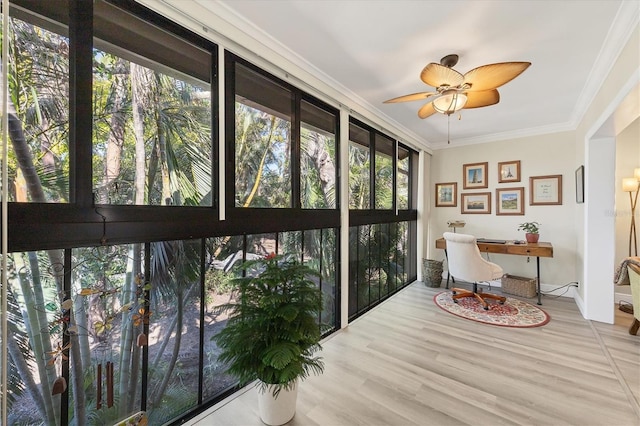 sunroom with ceiling fan