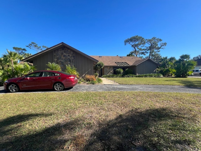 view of front of house with a front lawn