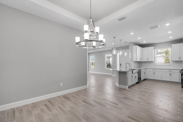 kitchen with light wood-style floors, open floor plan, visible vents, and a peninsula