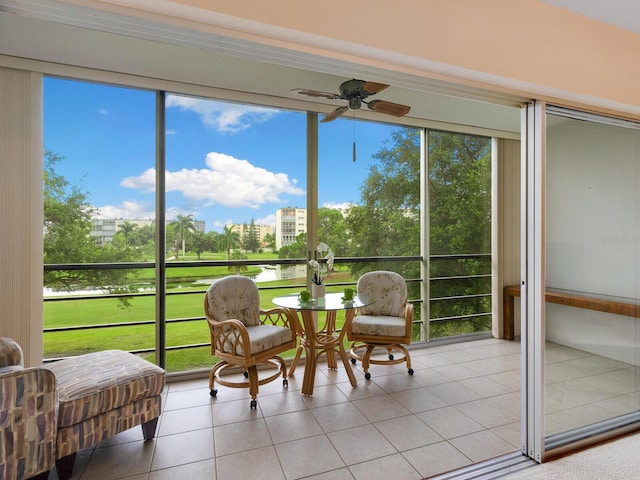 sunroom with ceiling fan