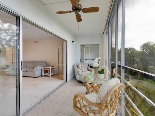 sunroom with ceiling fan