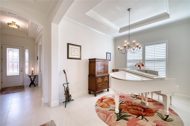 dining room with a textured ceiling, a chandelier, crown molding, and a tray ceiling