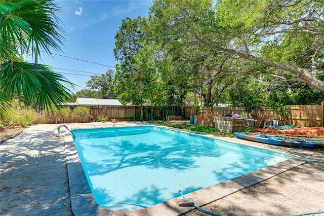 view of swimming pool