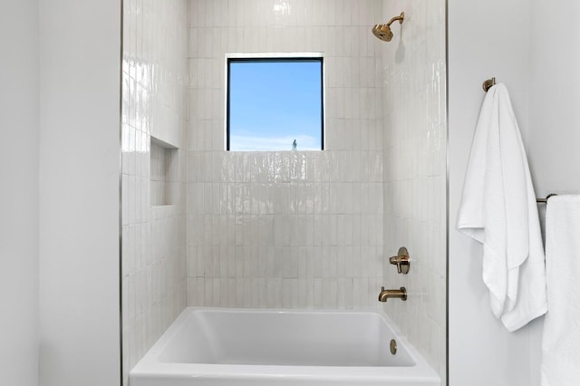 bathroom with tiled shower / bath