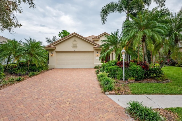 view of front facade featuring a garage