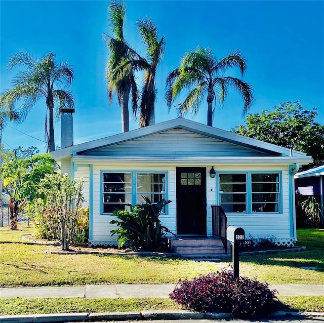 view of front of property featuring a front yard