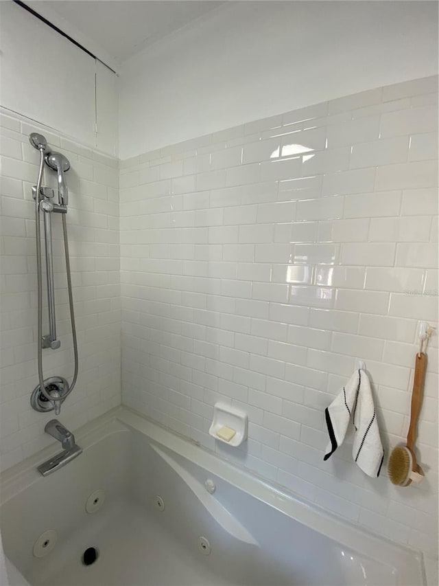 bathroom featuring tiled shower / bath combo