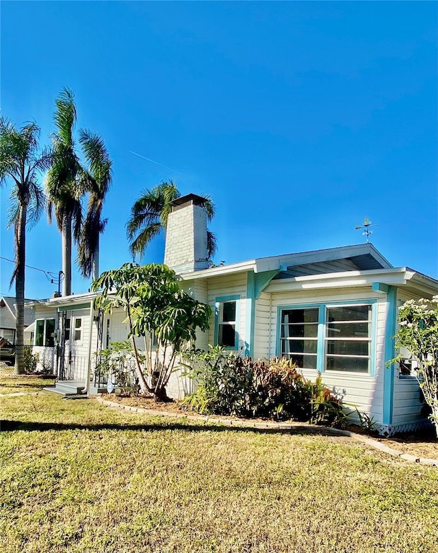 view of front facade featuring a front yard