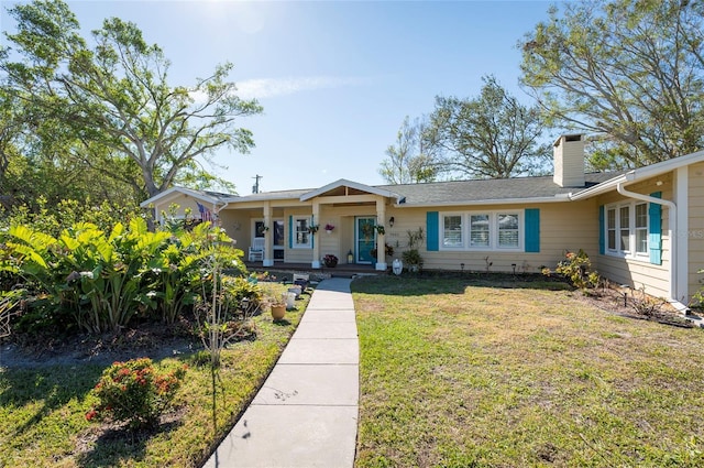 view of front facade featuring a front yard