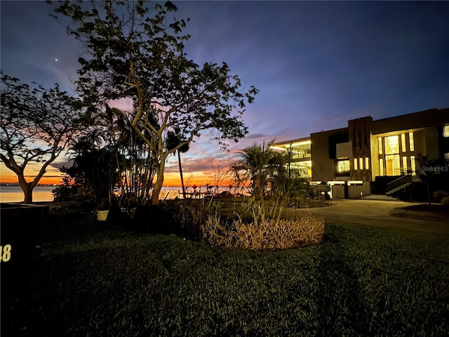 view of yard at dusk