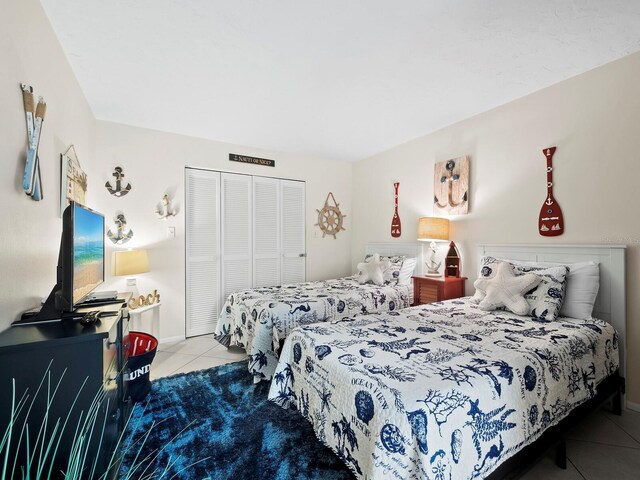 2045 Gulf Of Mexico Dr Unit M1-502, Longboat Key, FL 34228 - tiled bedroom featuring a closet