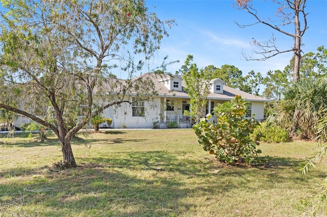 view of front of property featuring a front lawn