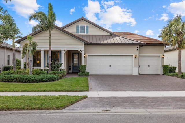 view of front of home featuring a front lawn and a garage