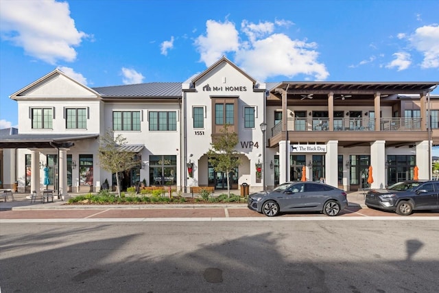 view of front of property featuring a balcony