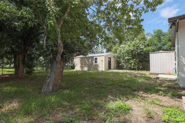 view of yard featuring an outdoor structure