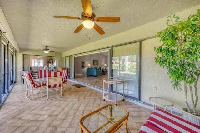 sunroom with ceiling fan