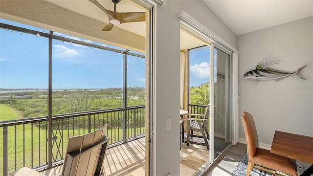 sunroom with ceiling fan