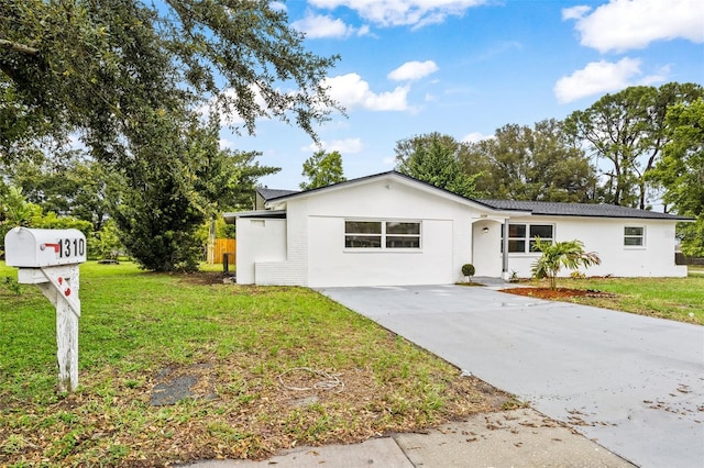 single story home with a front lawn