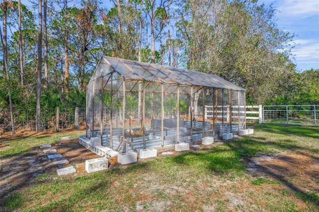 view of yard featuring an outdoor structure