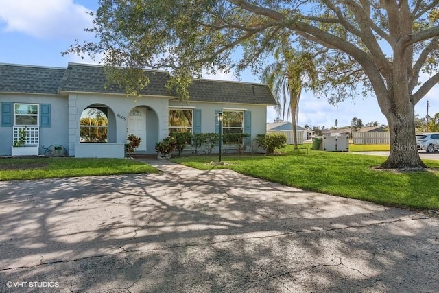 single story home with a front lawn