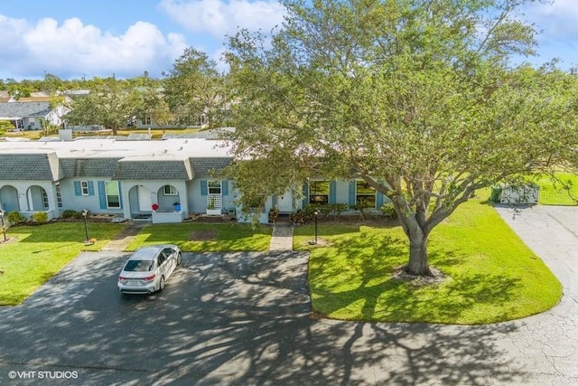 view of front facade featuring a front lawn