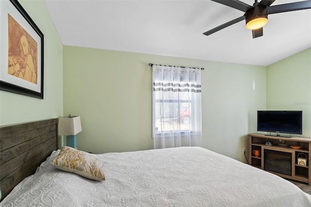 bedroom featuring ceiling fan