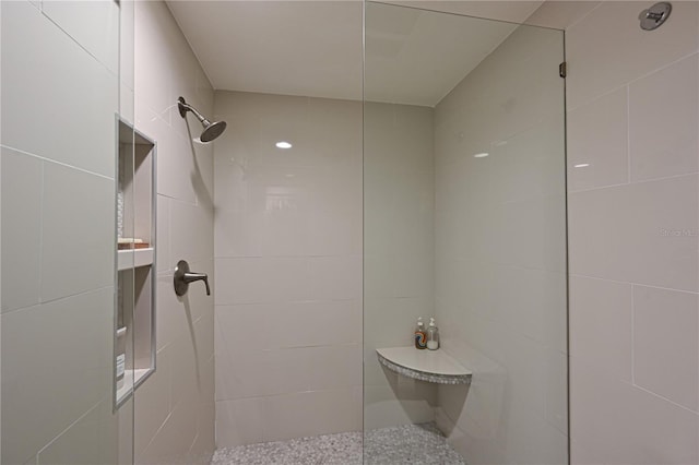 bathroom featuring a tile shower