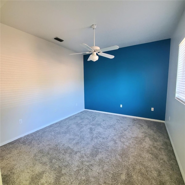 unfurnished room with carpet flooring and ceiling fan