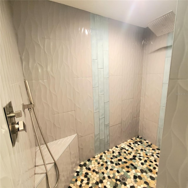 bathroom featuring a tile shower