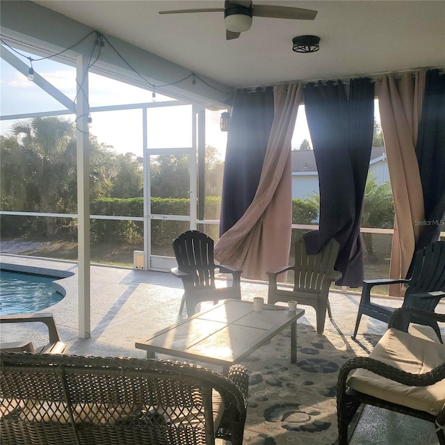 sunroom with ceiling fan