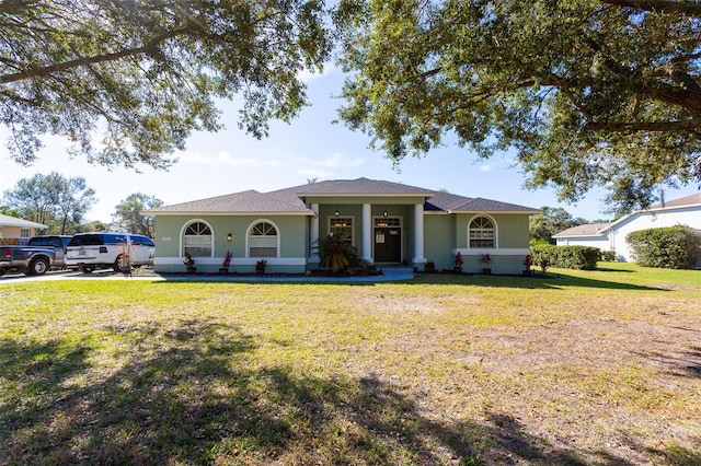 view of front of property featuring a front yard