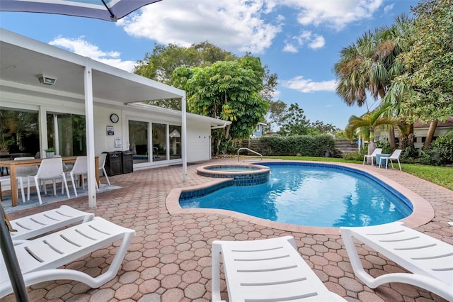 view of swimming pool with an in ground hot tub and a patio area