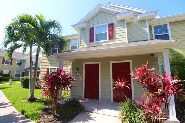 view of front facade featuring a front yard