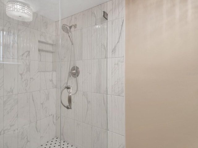 bathroom featuring a tile shower