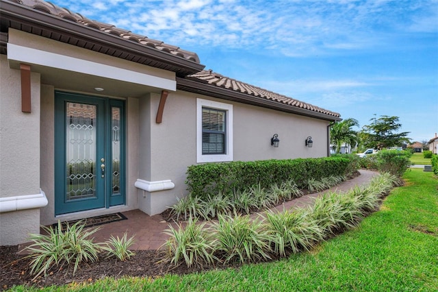 entrance to property featuring a yard