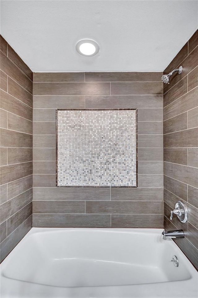 bathroom with tiled shower / bath combo