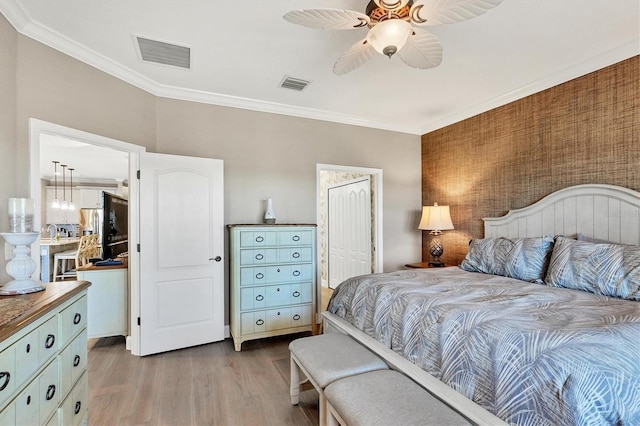 bedroom featuring ceiling fan, a closet, light hardwood / wood-style floors, and ornamental molding