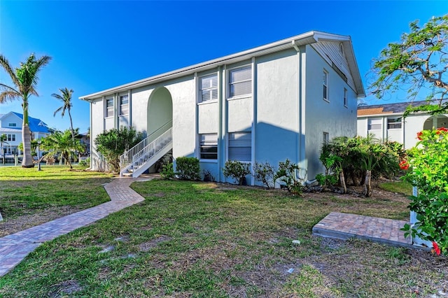 view of front facade featuring a front yard