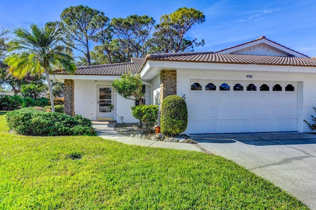 view of front of home featuring a front yard and a garage