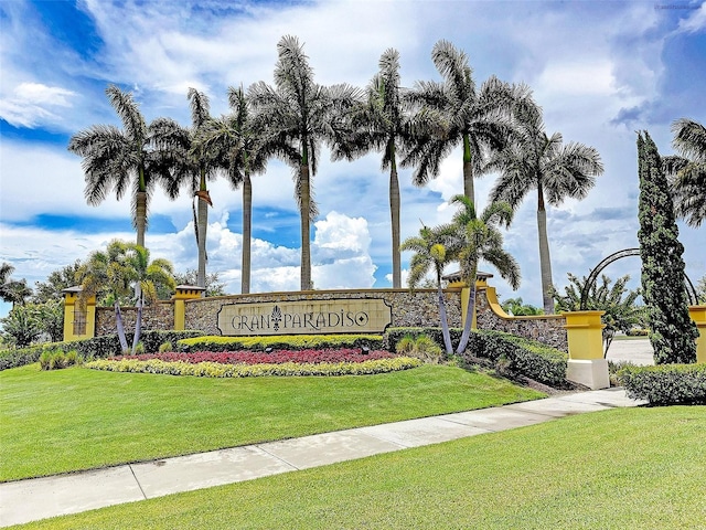 community sign featuring a yard